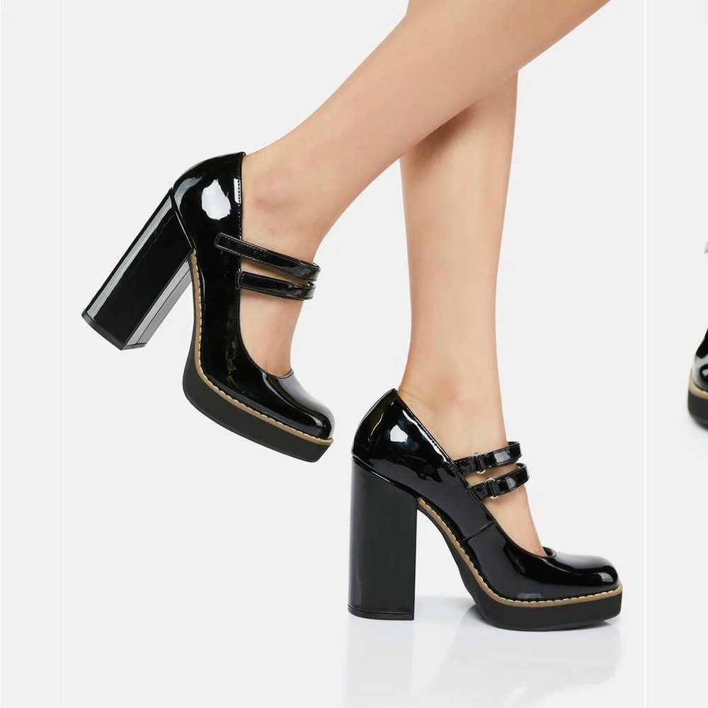 Black patent Mary Jane’s with Velcro close. Steve Madden 2022
